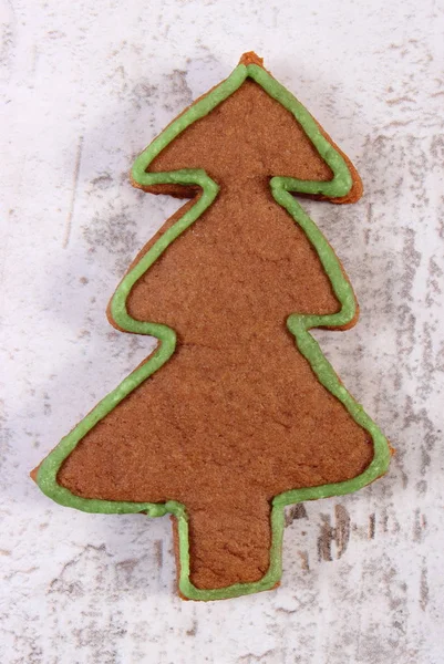 Frisch gebackene dekorierte Lebkuchen auf altem Holzgrund, Weihnachtszeit — Stockfoto