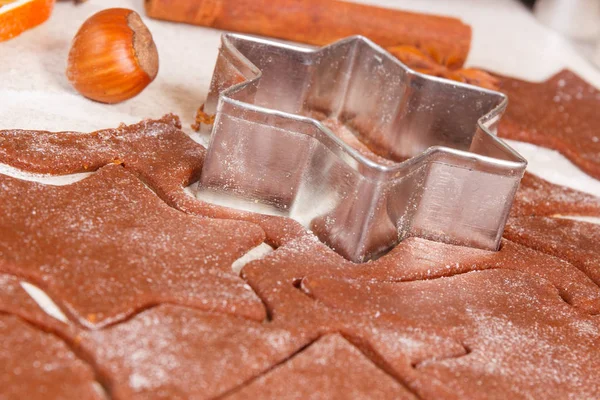 Tagliabiscotti su pasta per la cottura di pan di zenzero o biscotti di Natale — Foto Stock