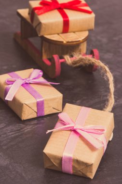 Noel için paketlenmiş hediye ya da diğer farklı durumlar ve ahşap kızak. Vintage fotoğraf