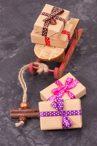 Inslagna presenter till jul eller annat tillfälle och släde i trä — Stockfoto