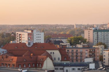 Poznan, Polonya - 12 Ekim 2018: Polonya'nın Poznan şehrindeki farklı binalarda gün batımını izle