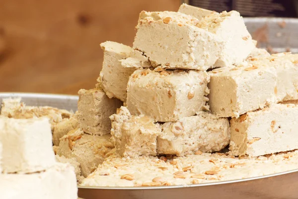 Porção de halva com baunilha e pistache na barraca no bazar — Fotografia de Stock