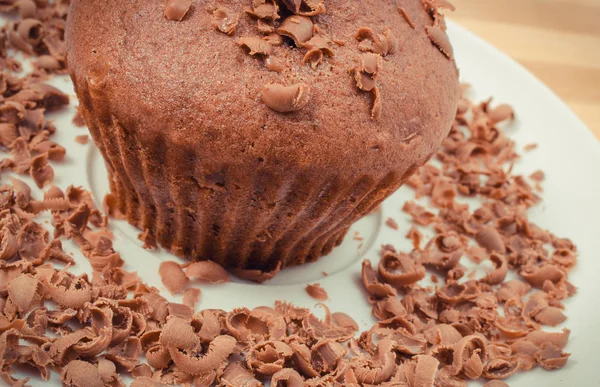 Fresh baked muffin with grated chocolate. Delicious dessert — Stock Photo, Image