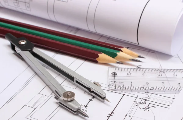 Diagramas elétricos laminados e acessórios para desenho. Conceito de trabalho de engenheiro — Fotografia de Stock