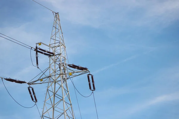 Poteau électrique haute tension avec fils sur fond bleu ciel. Ligne de transmission d'électricité — Photo