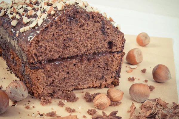 Jahrgangsfoto, Lebkuchen oder dunkler Kuchen mit Schokolade und Kakao, köstliches Dessert — Stockfoto