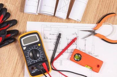Elektrik diyagramları, elektrik tesisatı ve aksesuarlar mühendis işler için ölçüm için multimetre