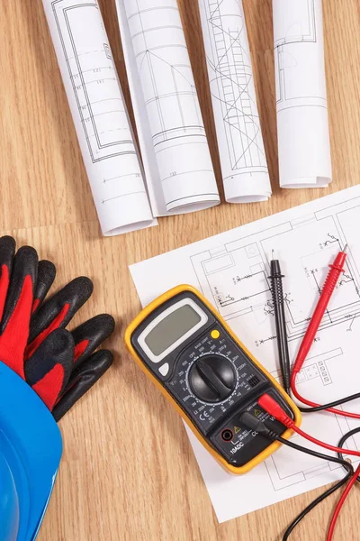 Elektriska diagram, skyddshjälm med handskar och multimeter för mätning vid elinstallation — Stockfoto