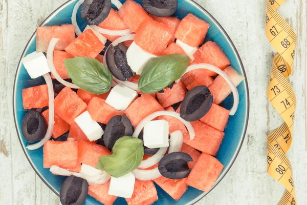 Ensalada fresca preparada de sandía y queso feta como fuente de minerales saludables —  Fotos de Stock