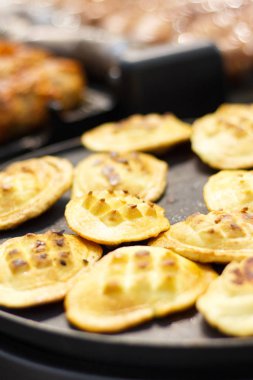 Kızarmış koyun peyniri. Geleneksel cilalama yerel yemekler