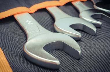 Teknik işler için kullanılan siyah kapaklı araçlar kümesi