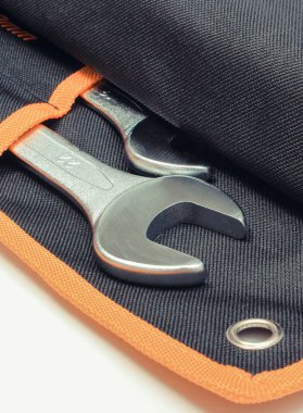 Teknik işler için kullanılan siyah kapaklı araçlar kümesi