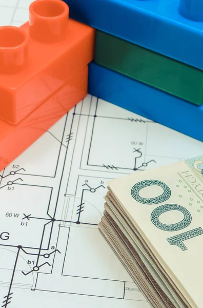 Polish currency money and building blocks on electrical construction drawing of house — Stock Photo, Image