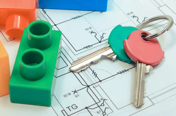 Κλειδιά σπιτιού και δομικά στοιχεία για την ηλεκτρική κατασκευή σχέδιο του σπιτιού — Φωτογραφία Αρχείου