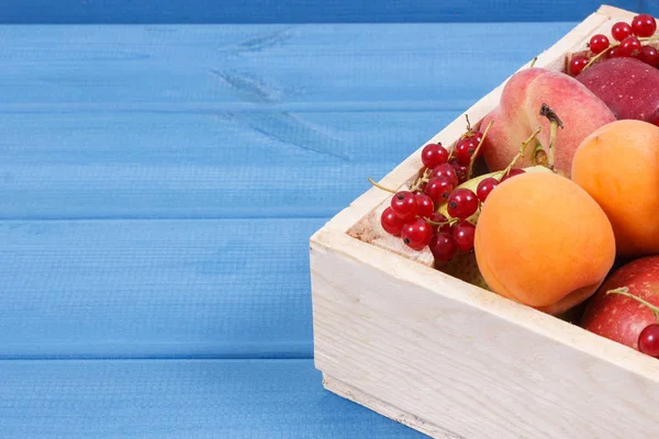 Montón de frutas frescas maduras en caja de madera. Alimentos que contienen minerales y vitaminas saludables. Lugar para el texto —  Fotos de Stock