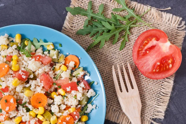 Sebzeli ve kuskus soslu salata. Vitamin ve mineral içeren hafif ve sağlıklı bir yemek. — Stok fotoğraf