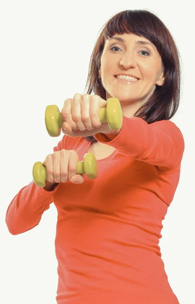 Mulher com halteres no fundo branco. Exercício de fitness saudável — Fotografia de Stock