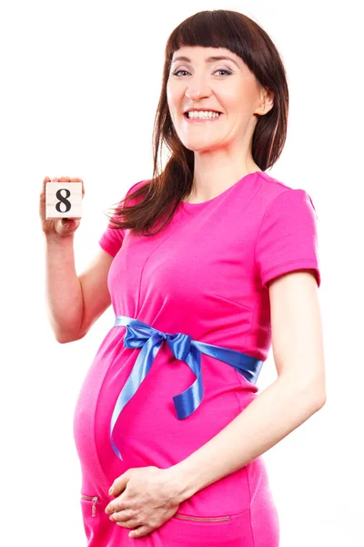 Donna incinta che mostra il numero dell'ottavo mese di gravidanza, concetto di attesa per il neonato — Foto Stock