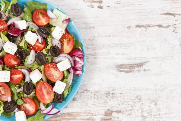 Φρέσκια ελληνική σαλάτα με φέτα και λαχανικά ως υγιεινό γεύμα που περιέχει βιταμίνες και μέταλλα. Θέση για κείμενο — Φωτογραφία Αρχείου