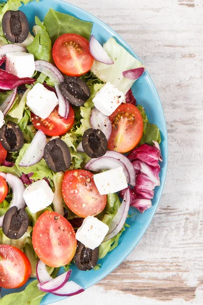 Salada grega com queijo feta e legumes. Estilo de vida saudável, alimentação e nutrição — Fotografia de Stock