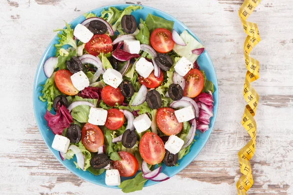 Μέτρο ταινίας με φρέσκια ελληνική σαλάτα με φέτα και λαχανικά. Καλύτερη τροφή για δίαιτα και αδυνάτισμα — Φωτογραφία Αρχείου