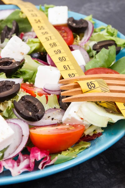 Tape measure and greek salad with feta cheese and vegetables. Healthy meal as source vitamins — 스톡 사진