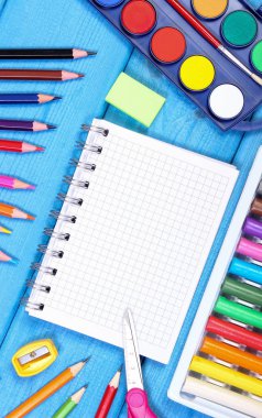 Mavi panodaki okul aksesuarları. Not defterindeki metin için boşluk kopyala