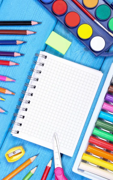 Mavi panodaki okul aksesuarları. Not defterindeki metin için boşluk kopyala