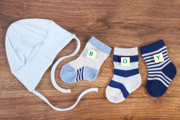 Niño de Inscripción con calcetines y gorra para recién nacido, esperando concepto para niños —  Fotos de Stock