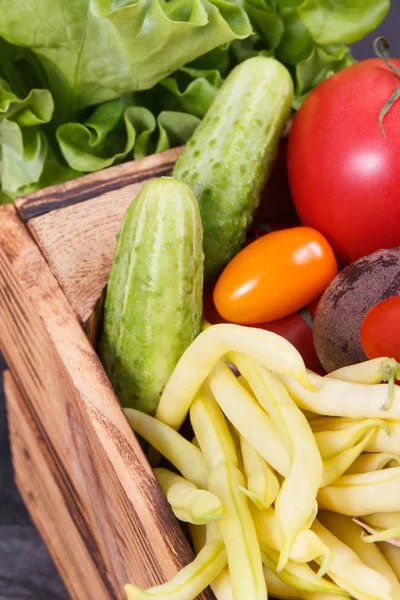 Verse groenten als gezonde ingrediënten die vitaminen en mineralen bevatten en die worden gebruikt voor gerechten — Stockfoto