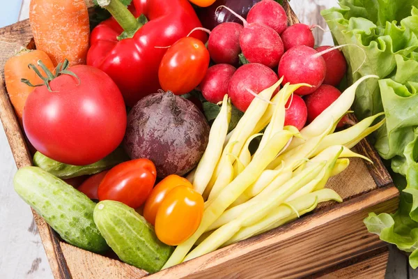 Légumes sains dans une boîte en bois comme collation contenant des vitamines — Photo