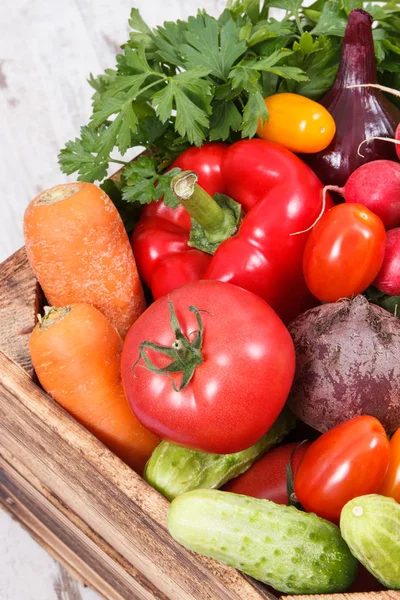 Oogsten van verse groenten als ingrediënten die vitaminen en mineralen bevatten en die worden gebruikt voor het koken van gerechten — Stockfoto