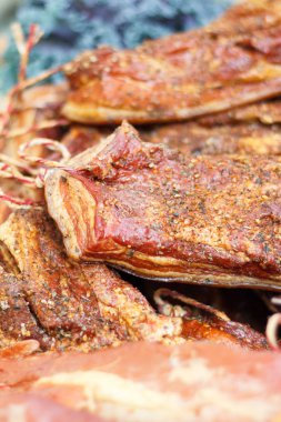 Taze hazırlanmış domuz pastırması ve baharat.