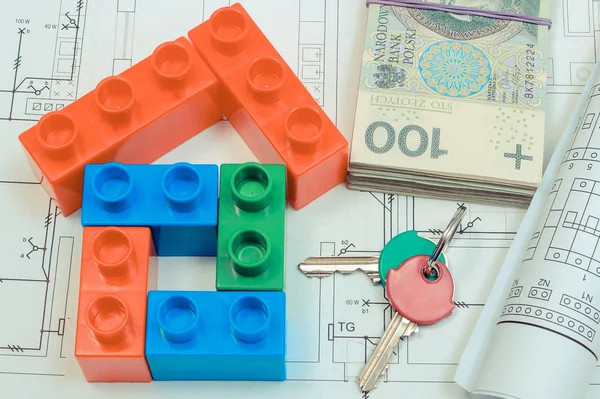 Casa de bloques de construcción de colores, llaves y dinero en los dibujos de construcción de la casa — Foto de Stock