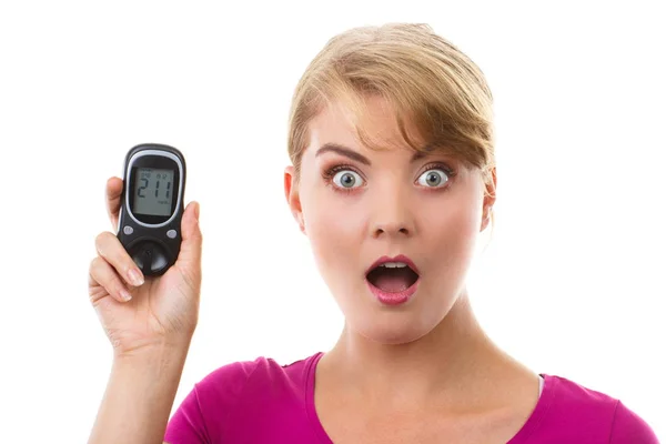 Shocked woman holding glucose meter for measuring sugar level. Concept of diabetes — Stock Photo, Image