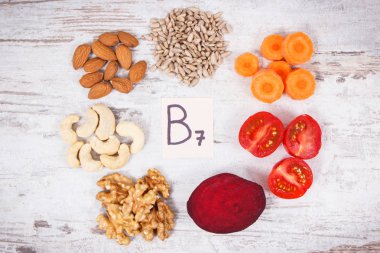 Vitamin B7 ve diyet lifi, sağlıklı beslenme içeren besleyici ürünler