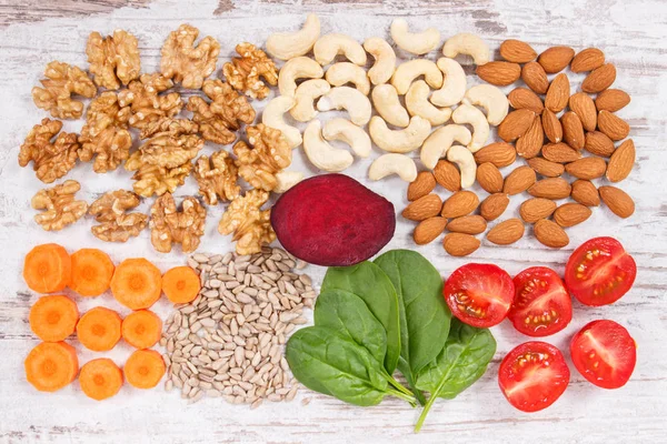 Voedzame verschillende ingrediënten met Vitamine B7, natuurlijke mineralen en vezels, gezonde voeding — Stockfoto