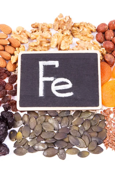 Επιγραφή FE και τρόφιμα που περιέχουν σίδηρο, έννοια της υγιεινής διατροφής ως βιταμίνες πηγής, μέταλλα και φυτικές ίνες — Φωτογραφία Αρχείου
