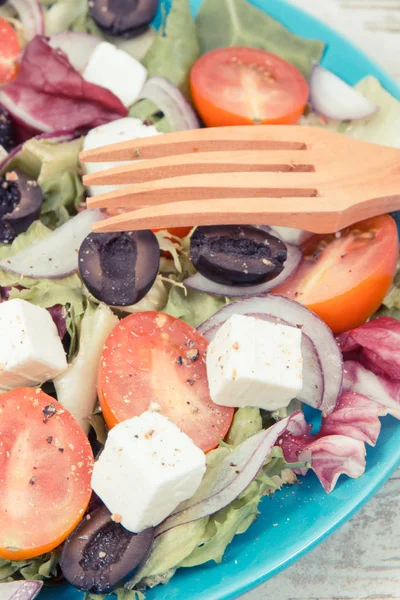 Fresh greek salad with feta cheese and vegetables as healthy meal containing vitamins and minerals — Stockfoto