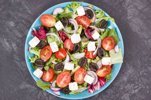 Ensalada griega fresca con queso feta y verduras. Mejor comida para adelgazar que contiene vitaminas —  Fotos de Stock