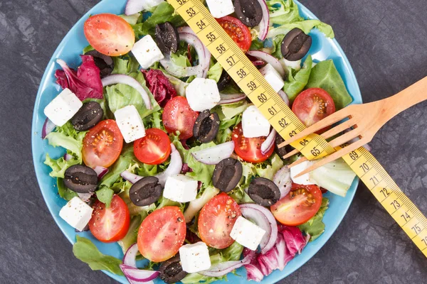 Εκατοστόμετρο και ελληνική σαλάτα με φέτα και λαχανικά. Αδυνάτισμα, υγιεινός τρόπος ζωής και διατροφή — Φωτογραφία Αρχείου