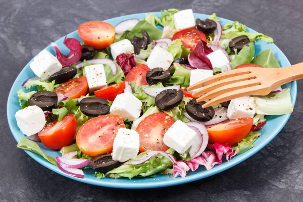 Ελληνική σαλάτα με φέτα και λαχανικά. Υγιεινό γεύμα ως πηγή βιταμινών — Φωτογραφία Αρχείου