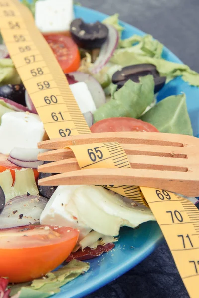 Tape measure and greek salad with feta cheese and vegetables. Best food for slimming containing vitamins — 스톡 사진