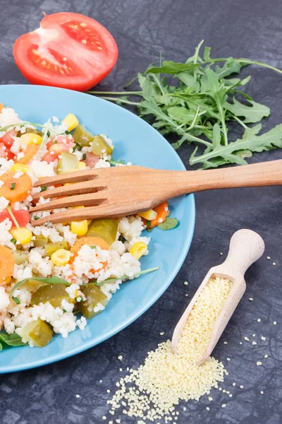 Salată cu legume și groats cuscus. Masa ușoară și sănătoasă care conține vitamine și minerale — Fotografie, imagine de stoc