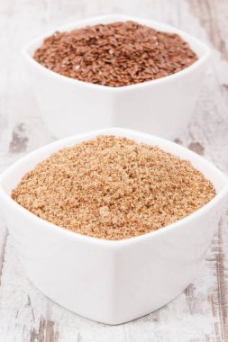 Kaynak vitaminler, mineraller, diyet lifleri ve omega asitleri olarak keten tohumu