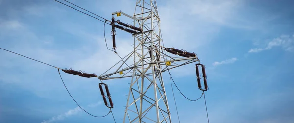 Poteau électrique haute tension avec fils. Ligne de transmission d'électricité — Photo