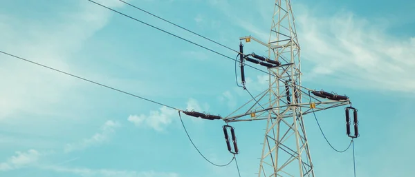 Poteau électrique haute tension avec fils sur fond bleu ciel. Ligne de transmission d'électricité — Photo