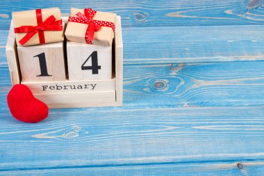 Hediyeler ve kırmızı kalp, Sevgililer günü ile küp takvim