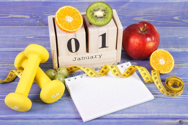 Kalendarz kostek, owoce, hantle do pomiaru sprawności i taśmy, uchwały noworoczne — Zdjęcie stockowe