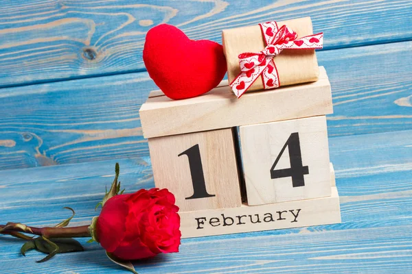 Würfelkalender mit Geschenk, rotem Herz und Rosenblüte, Valentinstag — Stockfoto
